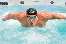 A imagem mostra o nadador Michael Phelps, dando uma braçada do tipo borboleta.